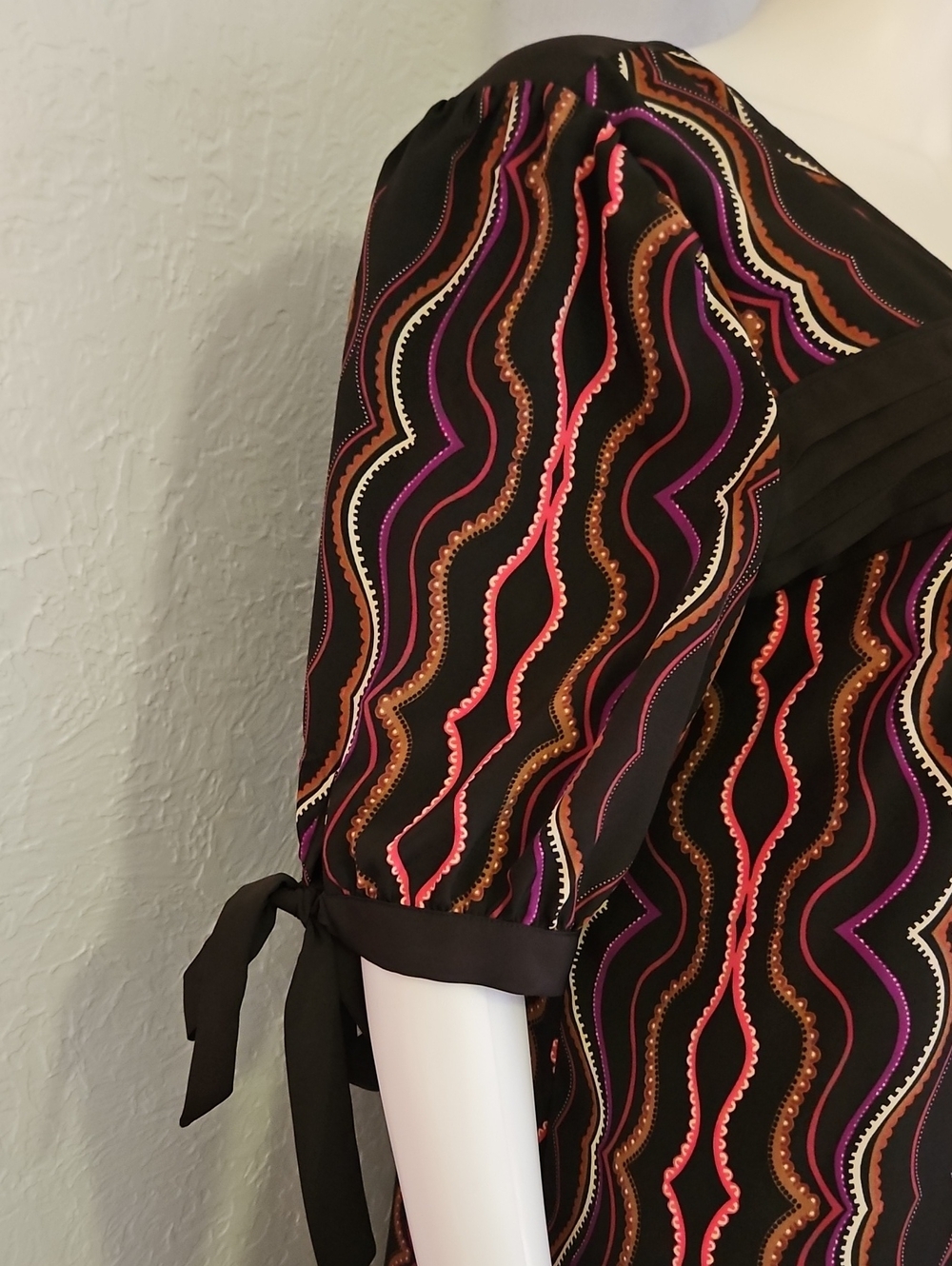 ELLE Retro Wavy Mod Multicolor Shift Dress - Picture 7 of 12